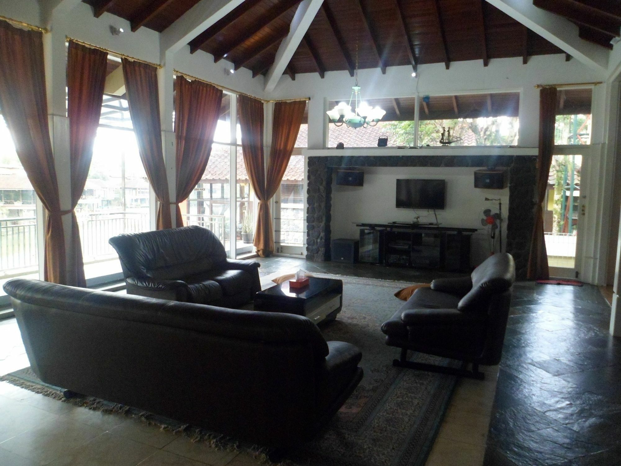 צ'יפאנאס Villa Bukit Danau מראה חיצוני תמונה